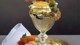 Golden Opulence Sundae - это сливочное мороженое из бобов тайской ванили.