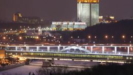 С этого моста открывается чудесный вид на Москву-реку, Воробьевы горы, спортивный комплекс «Лужники».