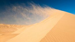 Поющие пески - это необычное природное явление, суть которого состоит в том, что песчинки скатываются по склонах песчаных дюн и создают необычные звуки, которые слышатся даже за километры.