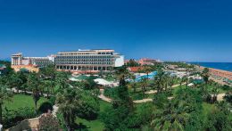 Площадь территории 116 000 м2, последнюю реставрацию отеля Adora Golf Resort Hotel делали в 2009 году. Отель состоит из основного 4-этажного корпуса «Panorama», 2-этажного корпуса «Family House», 5-этажного корпуса «Fortuna» и десяти 2-этажных коттеджей «Club House». 