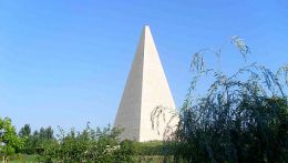 Одна из так называемых городских пирамид - пирамида инженера А. Голода на новорижском шоссе. 