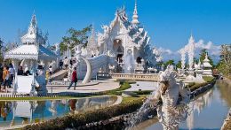 На севере Таиланда в городе Чианграй находится очень необычный храм -  Ват Ронг Кхун , белый храм.