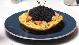 Zillion Dollar Lobster Frittata - шедевр от шев повора рестарана Norma’s в Нью-Йорке