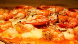 Pizza Louis XIII - у большинства людей пицца ассоциируется с фаст фудом, однако итальянский шеф - повар Ренато Виола изобрел такой рецепт пиццы, который делает её шедевром и позволяет подавать её на королевских приемах. 