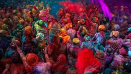 Фестиваль красок - Холи проходит в Индии каждую весну