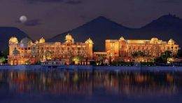 Дворец построили ещё в 18-м столетии посреди озера в городе Удайпур. На данный момент это роскошный пятизвездочный отель