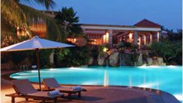 The Leela - известный отель, один из лучших в Азии, расположенный на берегу Аравийского моря, в 45 минутах от аэропорта. Входит в сеть отелей The Leela Kempinski Hotels.