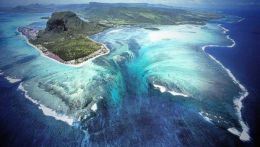 В государстве Маврикий существует необычное природное явление - подводный водопад
