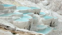 Природный заповедник Памуккале славится своими геотермальными источниками.