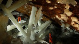 Необычные, огромные кристалы из гипса в пещере Naica