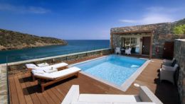 Пяти звездочный отель Daios Cove Luxury находится неподалеку от знаменитого курортного городка Элунда, на холме, который спускается в бухту Дайос.