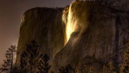 Водопад в парке Йосемити с необычным эффектом.