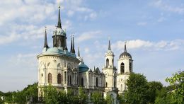 Церковь уникальна тем, что единственная в русской архитектуре имеет овальную форму.
