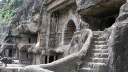 Пещеры Аджанта - пещеры, которые вырезали со скалы ещё во втором тысячелетие до нашей эры.